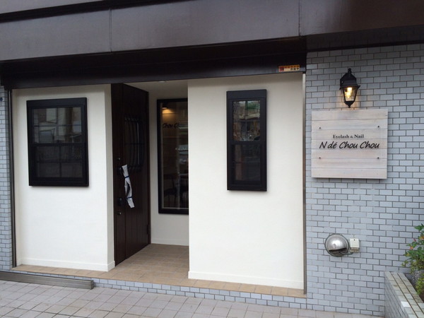 [最新の看板実例] N de Chou Chou様の看板を製作しました。_3