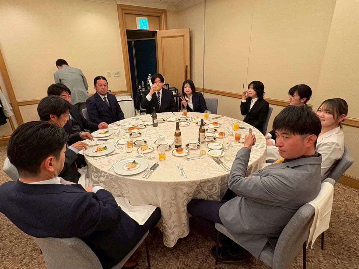 入社式後の懇親会で交流する株式会社看板市場の社員たち