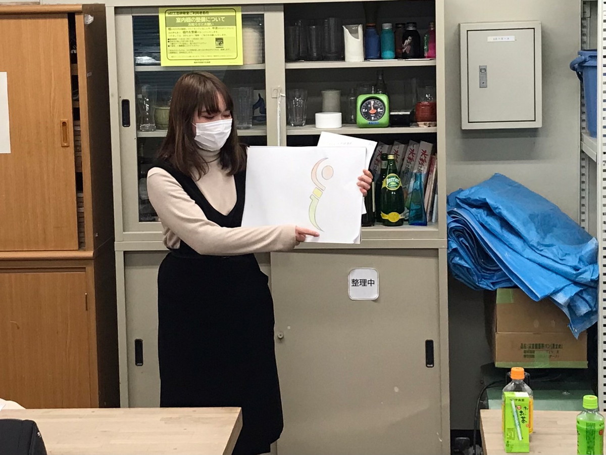 ロゴデザイン案を発表する株式会社看板市場の社員